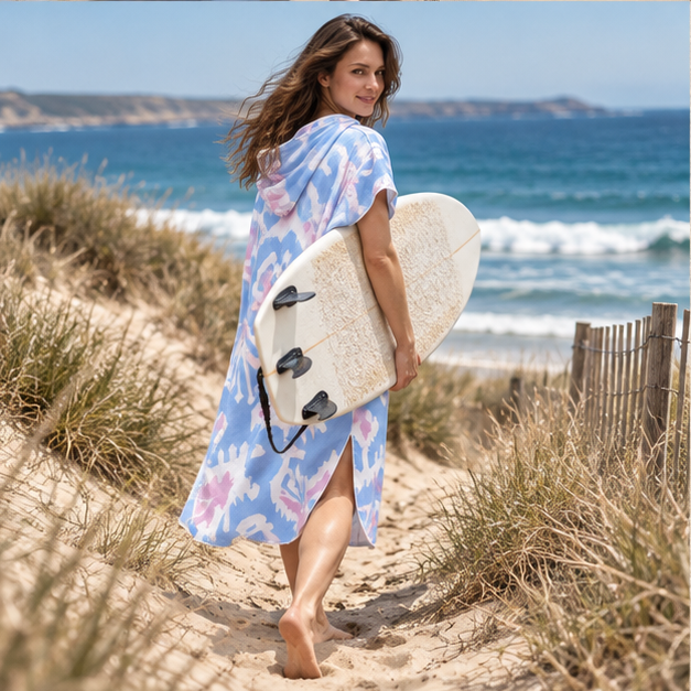 Poncho De Bain Motifs Tribals – Bleu / Adulte, porté en mouvement au bord de l’océan