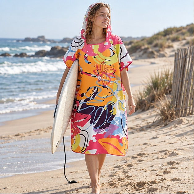 Poncho De Bain Orange – Orange / Adulte, en situation sur la côte Atlantique