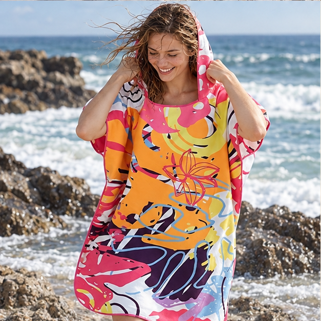 Poncho De Bain Orange – Orange / Adulte, porté en mouvement au bord de l’océan