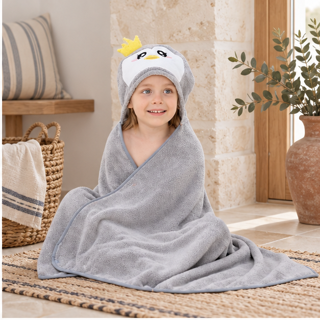 Poncho De Bain Pingouin Gris – Gris / Bébé, dans un intérieur côtier lumineux