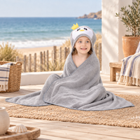 Poncho De Bain Pingouin Gris – Gris / Bébé, visuel principal lifestyle