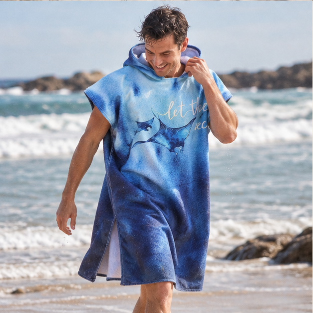 Poncho De Bain Raie Manta Bleu – Bleu / Adulte, porté en mouvement au bord de l’océan
