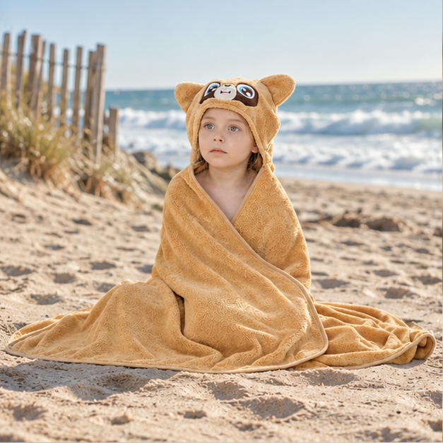 Poncho De Bain Raton Laveur – Marron / Bébé, en situation sur la côte Atlantique