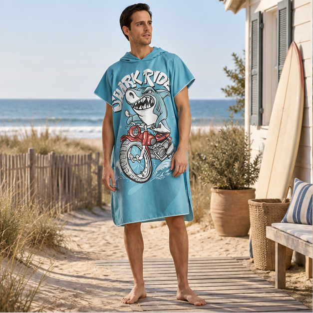 Poncho De Bain Requin – Bleu Cyan / Adulte, en situation sur la côte Atlantique