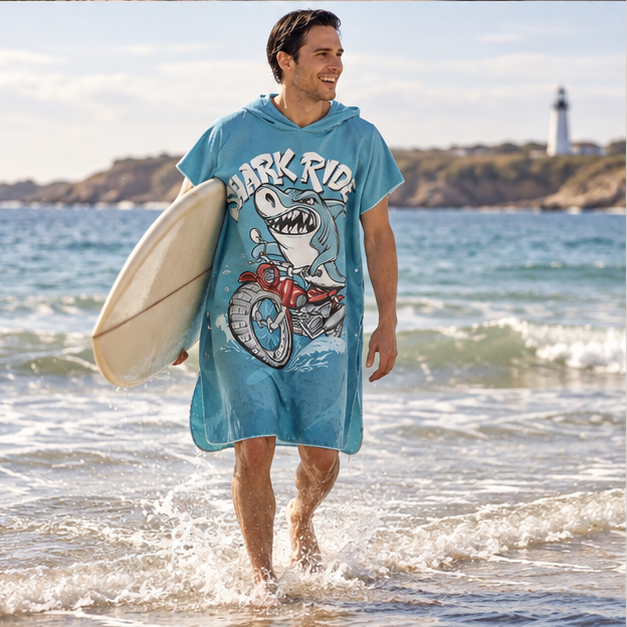 Poncho De Bain Requin – Bleu Cyan / Adulte, porté en mouvement au bord de l’océan