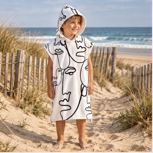 Poncho De Bain Visages – Blanc / Adulte, en situation sur la côte Atlantique