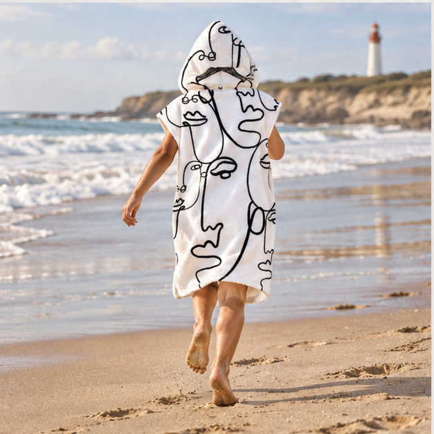 Poncho De Bain Visages – Blanc / Adulte, porté en mouvement au bord de l’océan