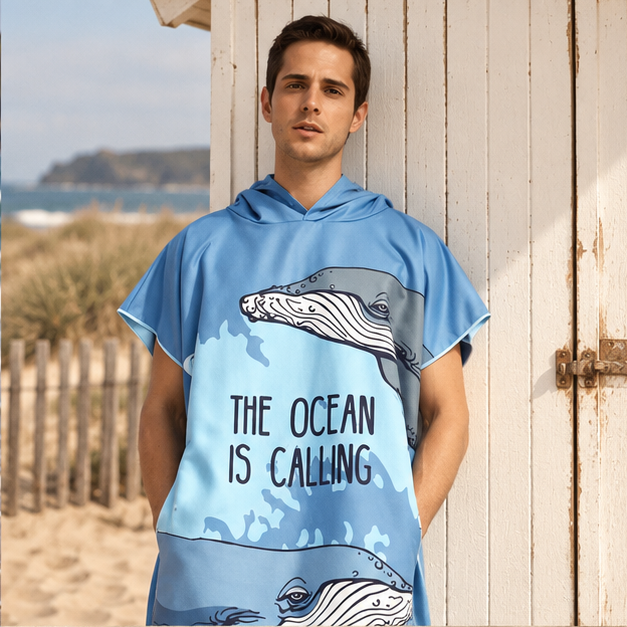 Poncho De Plage Baleine à Bosse – Bleu / Adulte, dans un intérieur côtier lumineux