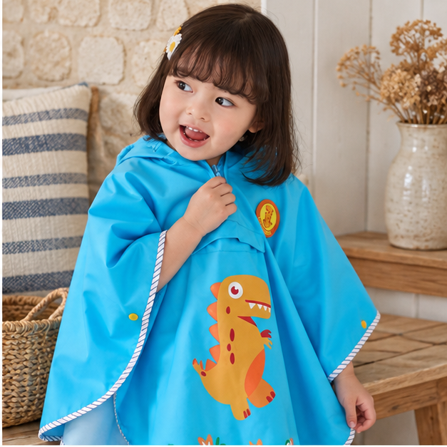 Poncho De Pluie Dinosaure Bleu – Bleu / S, Bleu / M, dans un intérieur côtier lumineux