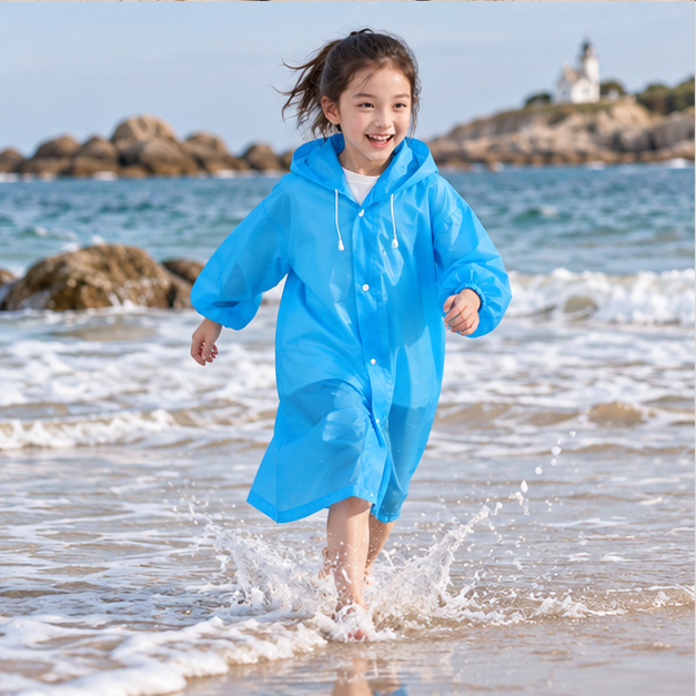 Poncho De Pluie Enfant Bleu – Bleu / Enfant, porté en mouvement au bord de l’océan
