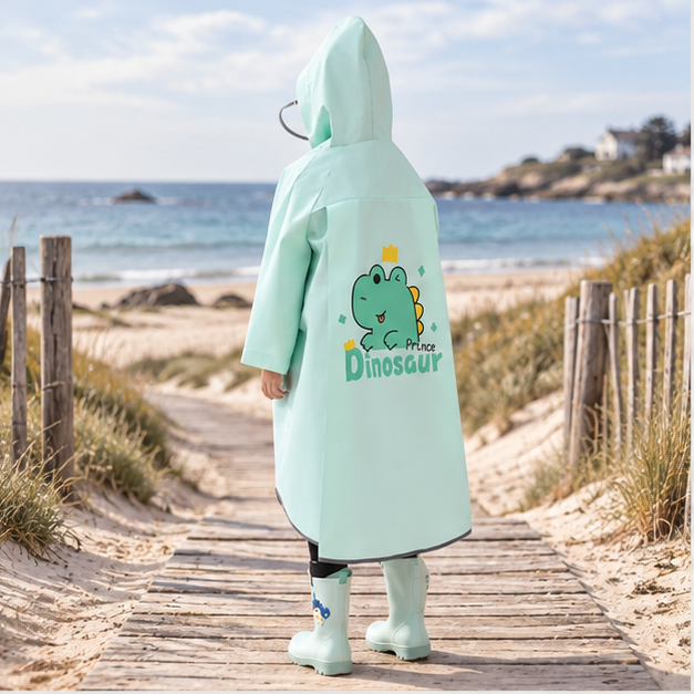 Poncho De Pluie Enfant Prince Dinosaure – Vert / S, Vert / M, Vert / L, Vert / XL, Vert / XXL, en situation sur la côte At…