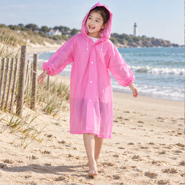 Poncho De Pluie Enfant Rose – Rose / Enfant, en situation sur la côte Atlantique