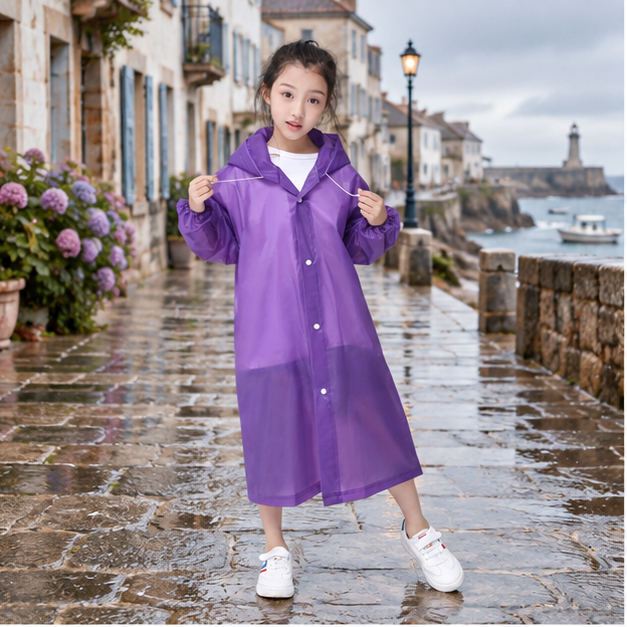 Poncho De Pluie Enfant Violet – Violet / Enfant, en situation sur la côte Atlantique