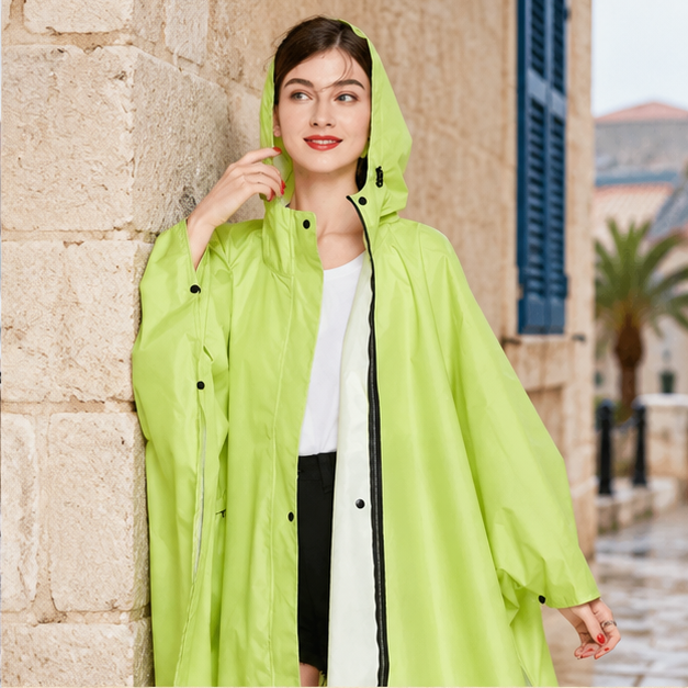 Poncho De Pluie Femme Vert Clair – Vert clair / Adulte, dans un intérieur côtier lumineux