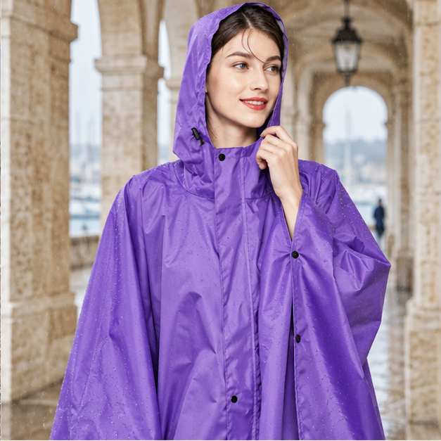 Poncho De Pluie Femme Violet – Violet / Adulte, dans un intérieur côtier lumineux