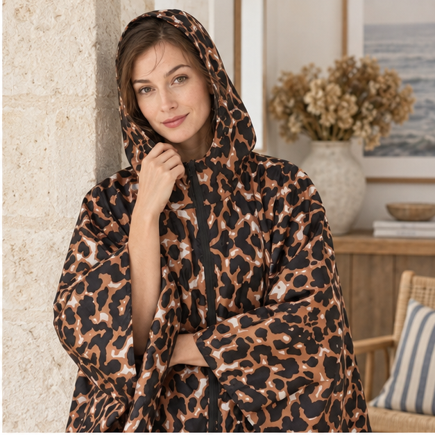 Poncho De Pluie Leopard – Camel / Adulte, dans un intérieur côtier lumineux