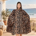 Poncho De Pluie Leopard – Camel / Adulte, visuel principal lifestyle