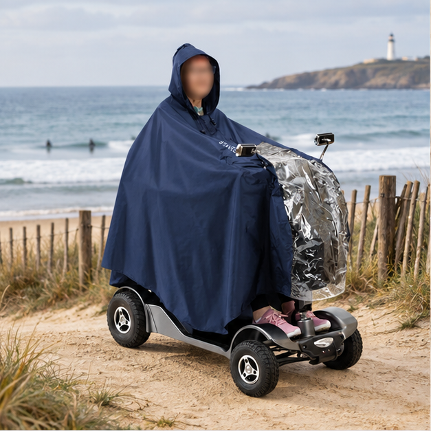 Poncho De Pluie Scooter – Bleu Marine / Unique, en situation sur la côte Atlantique