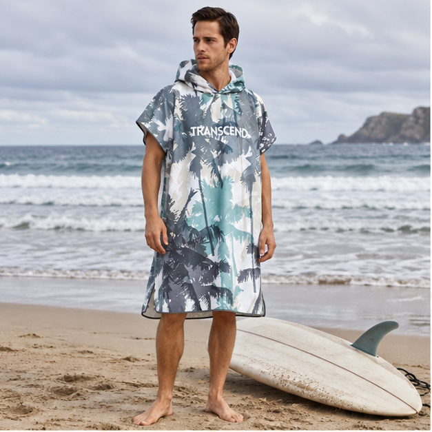 Poncho Surf Palmier – Bleu Marine / Adulte, en situation sur la côte Atlantique