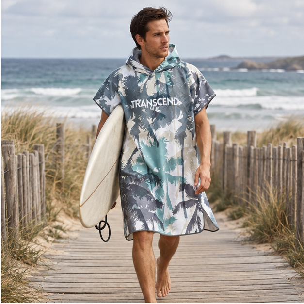 Poncho Surf Palmier – Bleu Marine / Adulte, dans un intérieur côtier lumineux