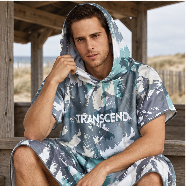 Poncho Surf Palmier – Bleu Marine / Adulte, porté en mouvement au bord de l’océan