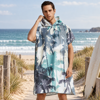 Poncho Surf Palmier – Bleu Marine / Adulte, visuel principal lifestyle