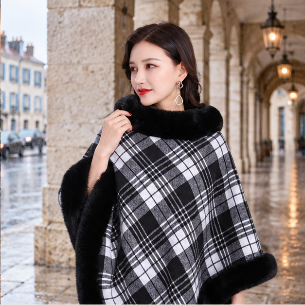 Poncho Femme Avec Finitions Fourrure – Blanc / Adulte, dans un intérieur côtier lumineux
