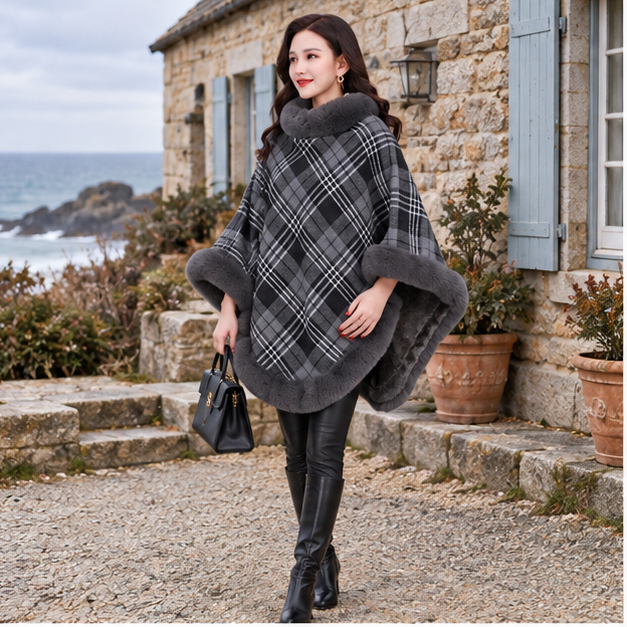 Poncho Femme Avec Finitions Fourrure – Gris / Adulte, en situation sur la côte Atlantique
