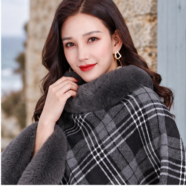 Poncho Femme Avec Finitions Fourrure – Gris / Adulte, dans un intérieur côtier lumineux