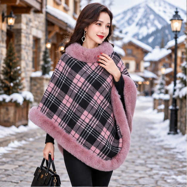 Poncho Femme Avec Finitions Fourrure – Rose / Adulte, en situation sur la côte Atlantique