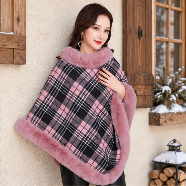 Poncho Femme Avec Finitions Fourrure – Rose / Adulte, dans un intérieur côtier lumineux