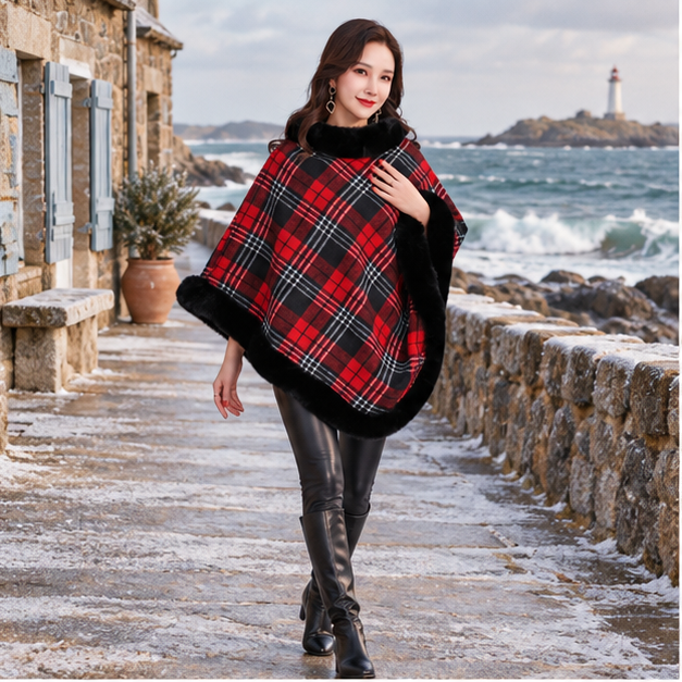 Poncho Femme Avec Finitions Fourrure – Noir / Adulte, en situation sur la côte Atlantique