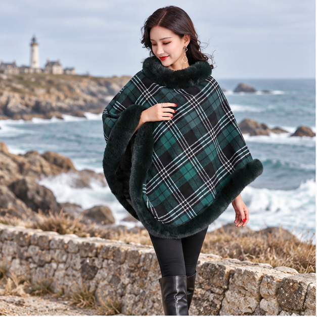 Poncho Femme Avec Finitions Fourrure – Vert / Adulte, en situation sur la côte Atlantique