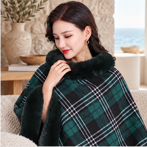Poncho Femme Avec Finitions Fourrure – Vert / Adulte, dans un intérieur côtier lumineux