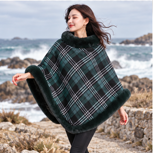 Poncho Femme Avec Finitions Fourrure – Vert / Adulte, porté en mouvement au bord de l’océan
