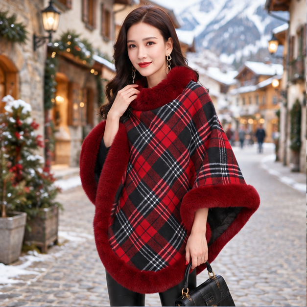 Poncho Femme Avec Finitions Fourrure – Rouge / Adulte, en situation sur la côte Atlantique