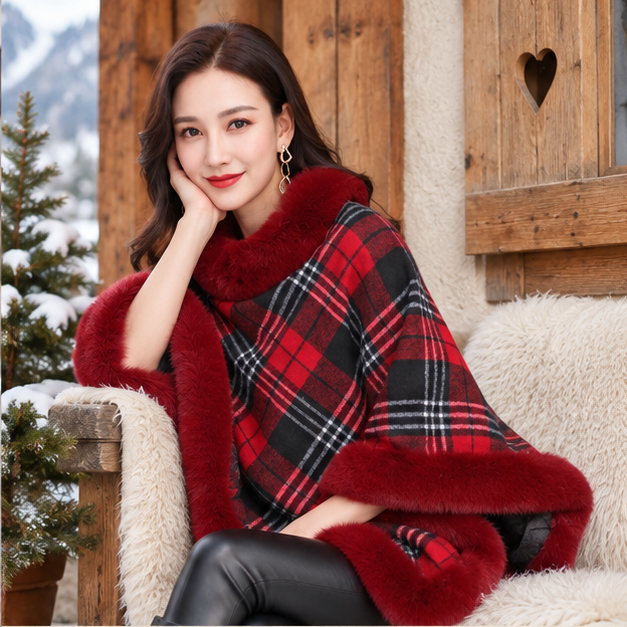 Poncho Femme Avec Finitions Fourrure – Rouge / Adulte, dans un intérieur côtier lumineux