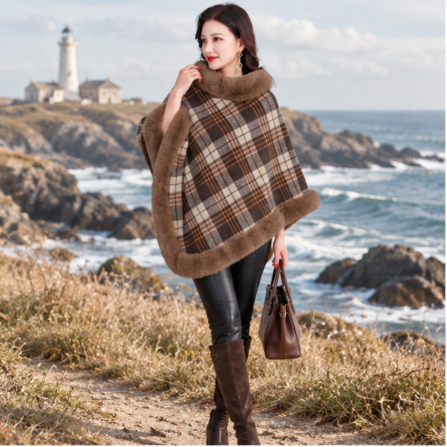 Poncho Femme Avec Finitions Fourrure – Marron / Adulte, en situation sur la côte Atlantique
