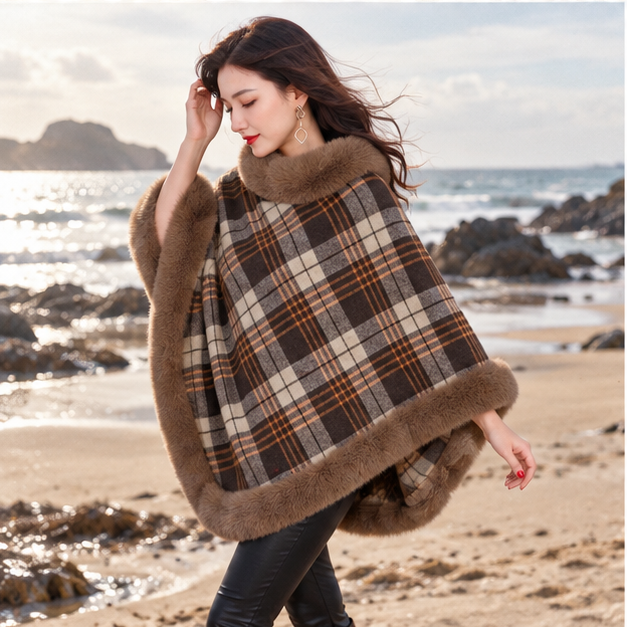 Poncho Femme Avec Finitions Fourrure – Marron / Adulte, porté en mouvement au bord de l’océan