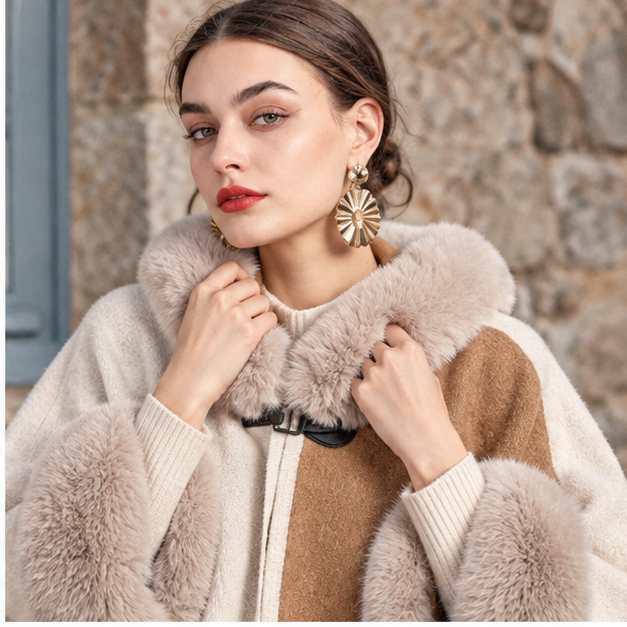 Poncho Femme Avec Fourrure – Beige / Adulte, dans un intérieur côtier lumineux