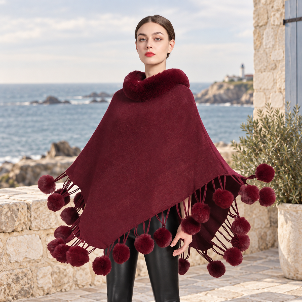 Poncho Femme Pompon – Bordeaux / Adulte, visuel principal lifestyle