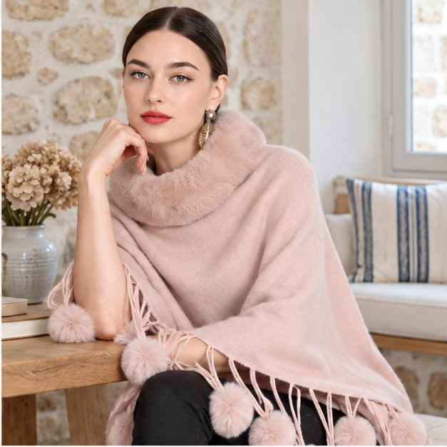 Poncho Femme Pompon – Rose / Adulte, dans un intérieur côtier lumineux