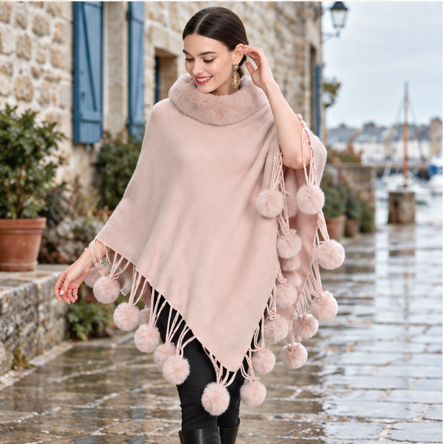 Poncho Femme Pompon – Rose / Adulte, porté en mouvement au bord de l’océan