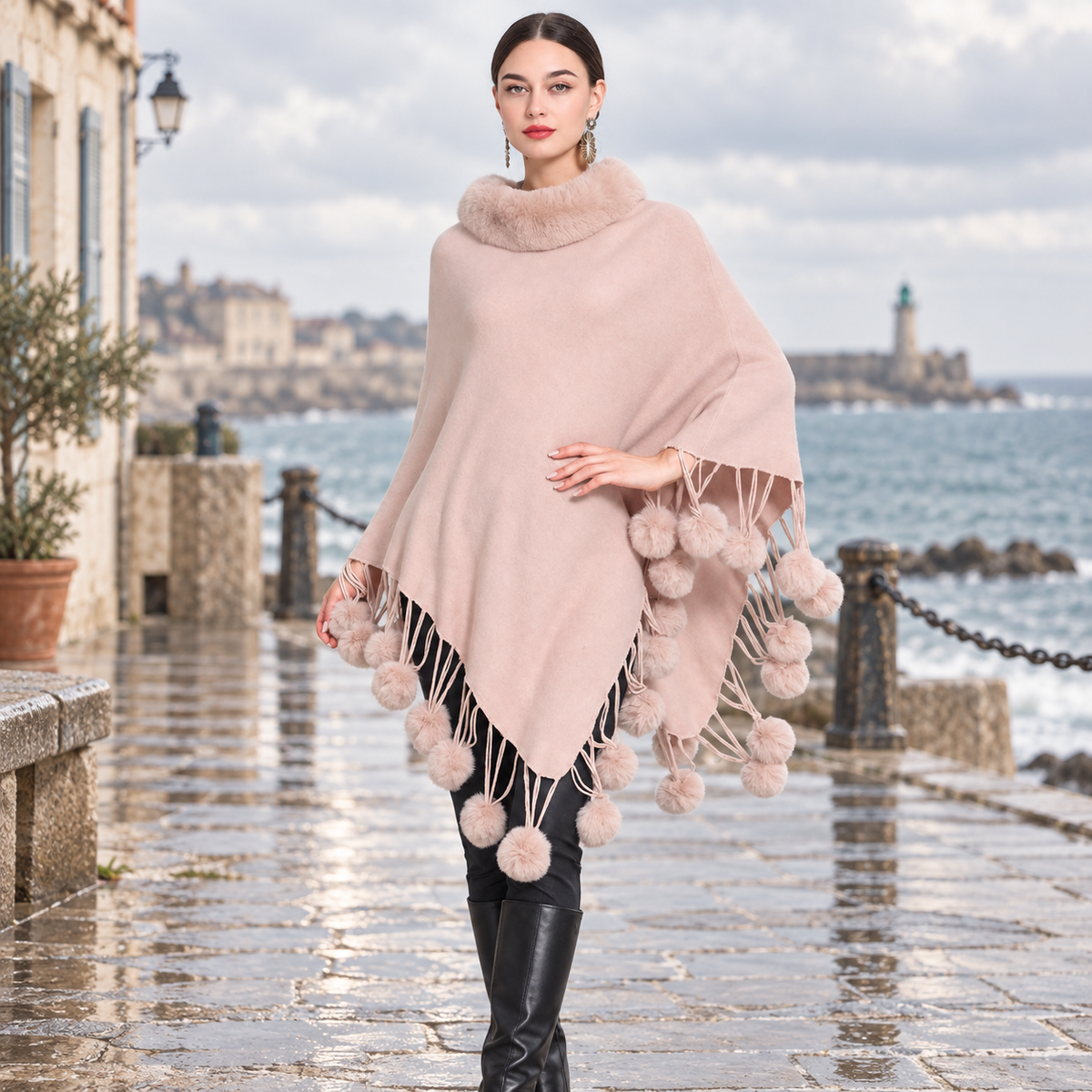 Poncho Femme Pompon – Rose / Adulte, visuel principal lifestyle