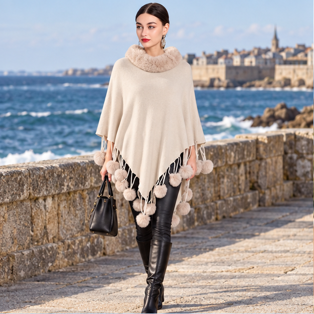 Poncho Femme Pompon – Blanc / Adulte, en situation sur la côte Atlantique