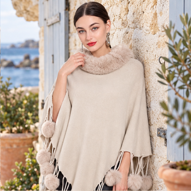 Poncho Femme Pompon – Blanc / Adulte, dans un intérieur côtier lumineux