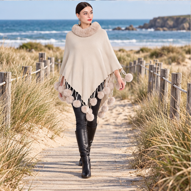 Poncho Femme Pompon – Blanc / Adulte, porté en mouvement au bord de l’océan