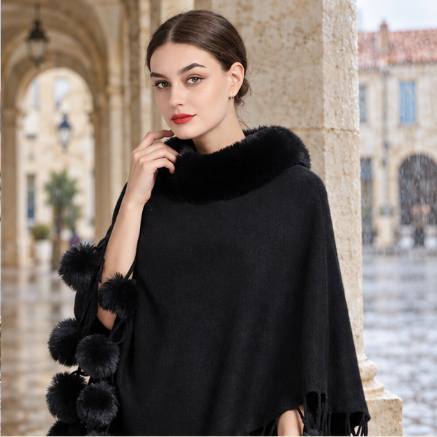 Poncho Femme Pompon – Noir / Adulte, dans un intérieur côtier lumineux