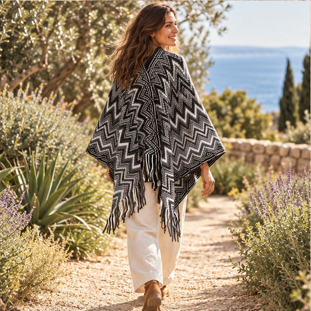 Poncho Femme Style Péruvien – Noir / Adulte, porté en mouvement au bord de l’océan