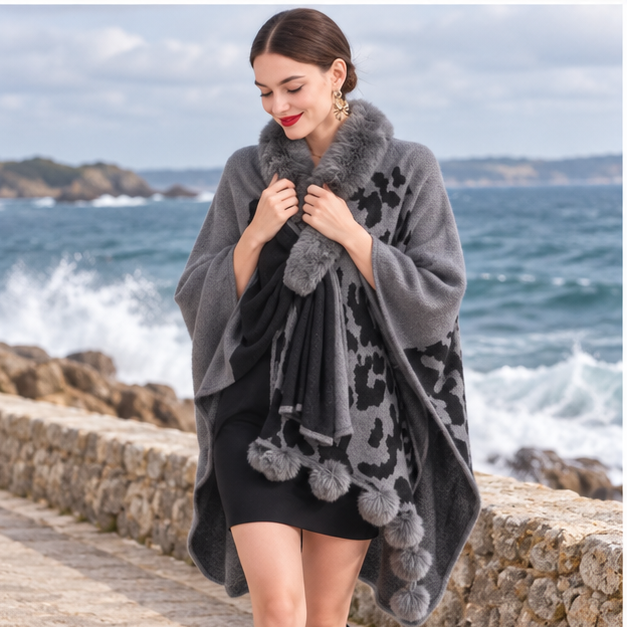Poncho Femme Tacheté – Gris / Adulte, porté en mouvement au bord de l’océan